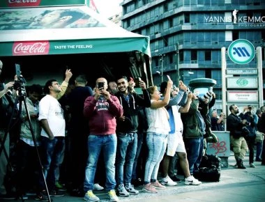 Πού οδεύει η κοινωνία; Ο άνδρας στην Ομόνοια απειλεί να αυτοκτονήσει και από κάτω τον τραβούν με τα κινητά (φωτό)